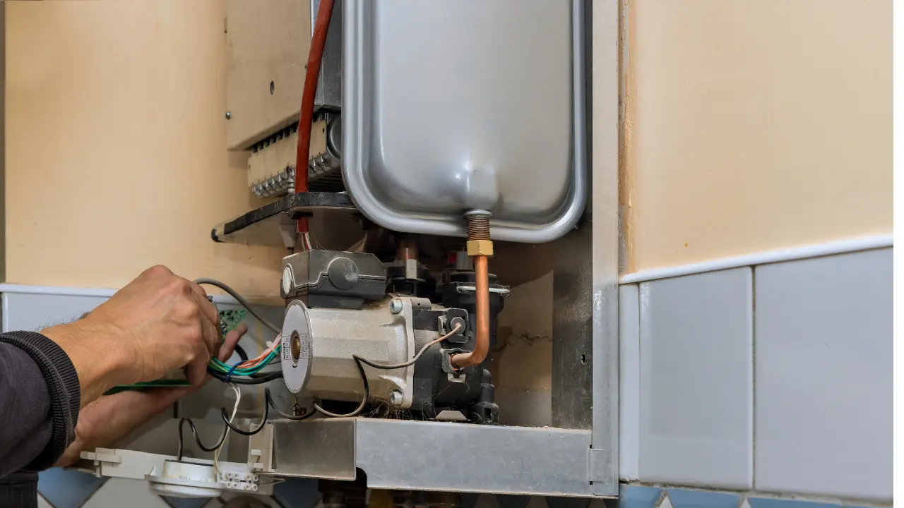 Técnico reparando calentador de agua