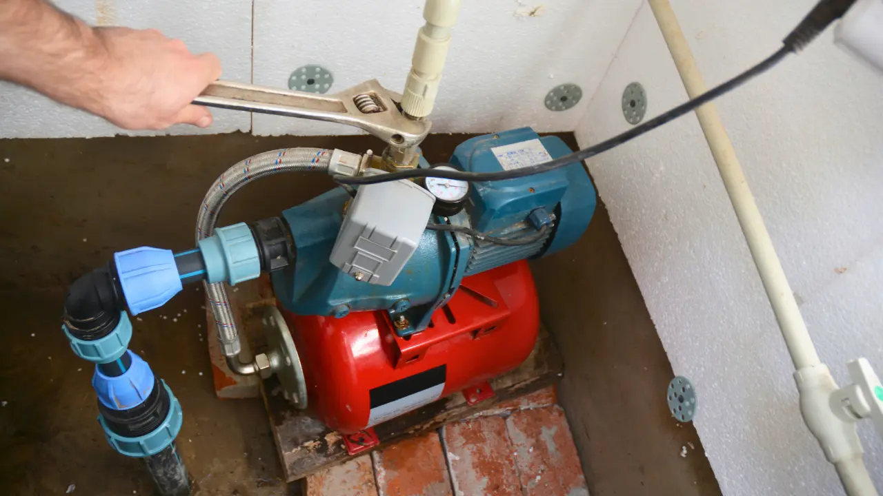 Técnico instalando bomba de agua